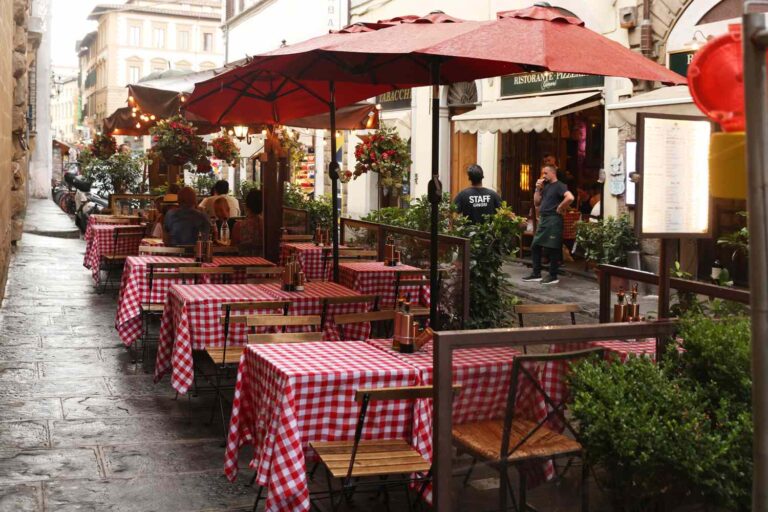 TAL restaurant patio in italy ITLNRESTAURANTS0424 832da3120e1f4b12ade4c4cf6a5ab694 1 768x512
